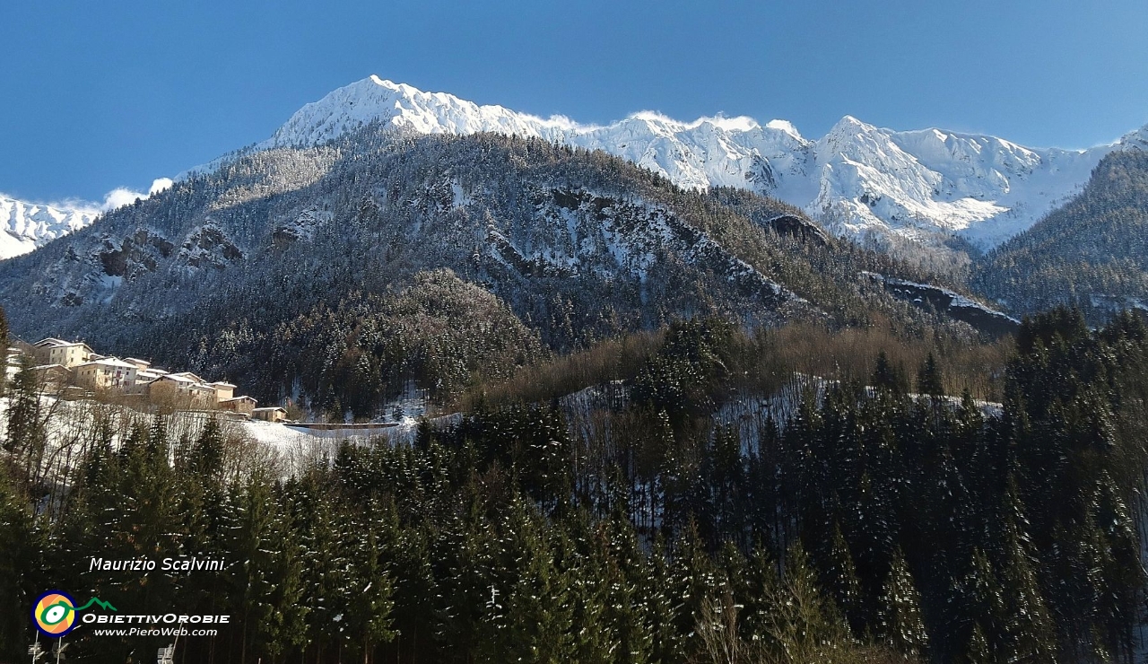 32 Panorama dal Pizzo al Menna, con la frazione Costa Inferiore....JPG